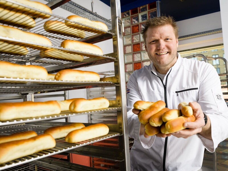 Sociaal, vrolijk &eacute;n Keilekker: Het worstenbroodje verenigt mensen&nbsp;