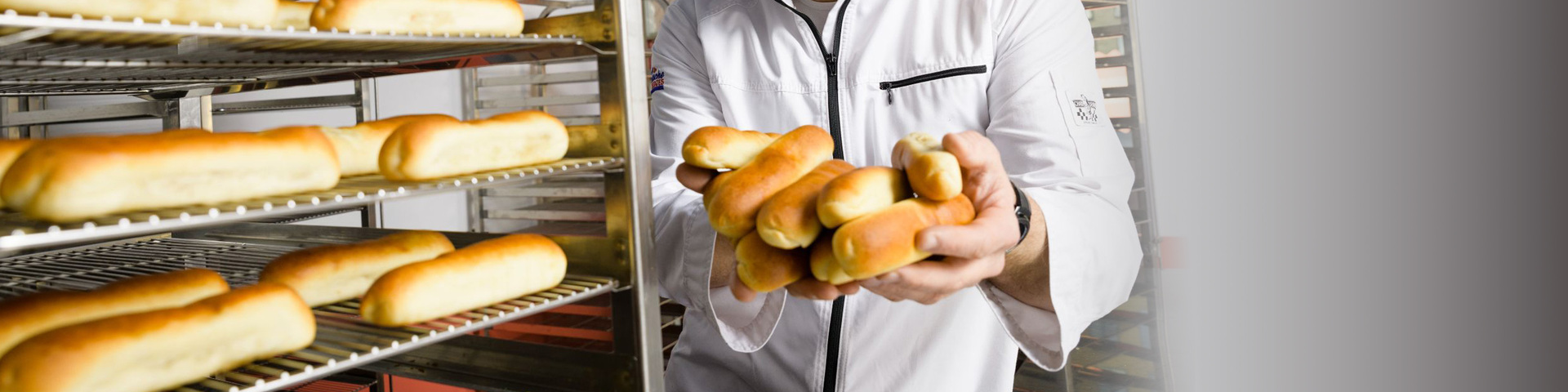 SOCIAAL, VROLIJK &Eacute;N KEILEKKER: HET WORSTENBROODJE
VERENIGT MENSEN