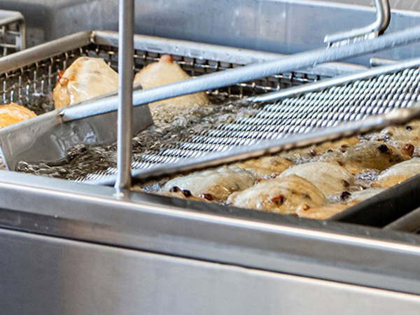 BAKKER KLOOTWIJK MAAKT MAAR LIEFST 10.000 OLIEBOLLEN PER UUR