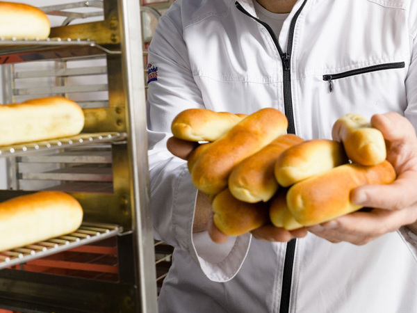 SOCIAAL, VROLIJK &Eacute;N KEILEKKER: HET WORSTENBROODJE
VERENIGT MENSEN